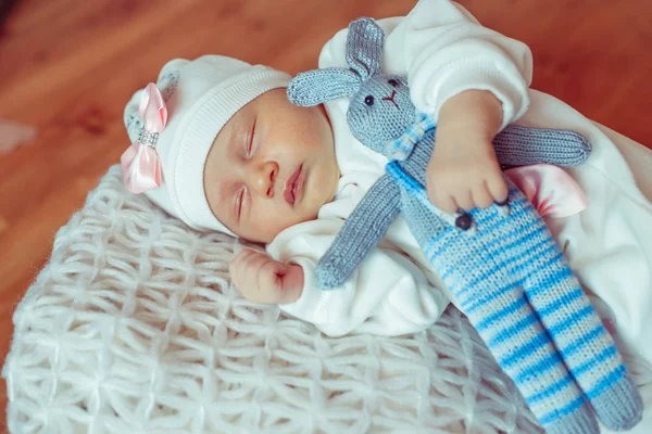 Newborngirl tavşan ile uyuyor
