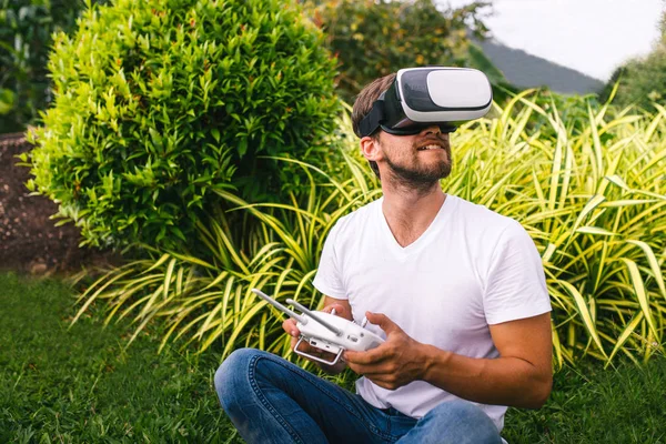 Чоловік у шоломі віртуальної реальності — стокове фото