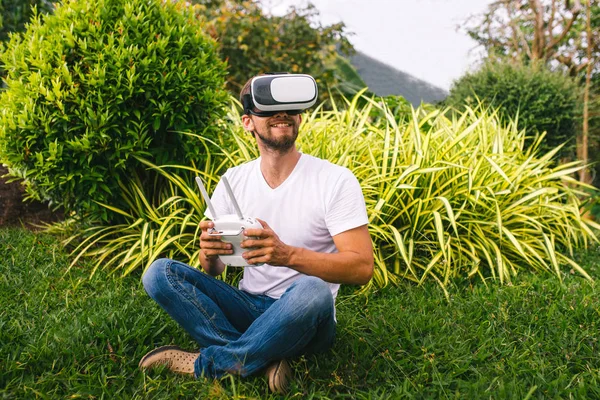 Um homem em um capacete de realidade virtual — Fotografia de Stock