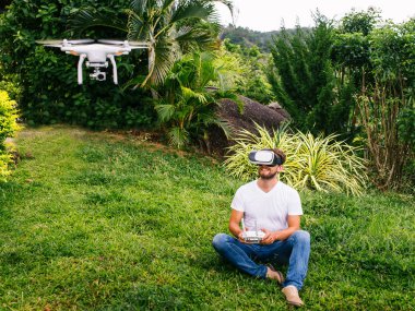 Adam bir quadrocopter denetler