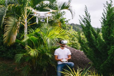 Adam bir quadrocopter denetler