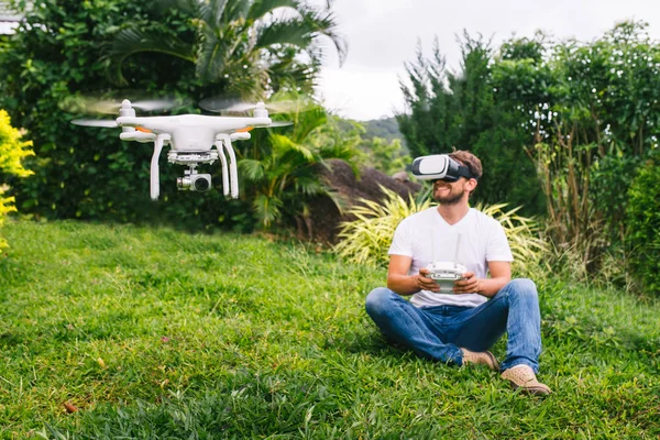 Adam bir quadrocopter denetler