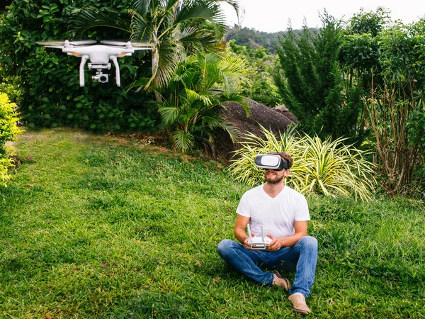 Adam bir quadrocopter denetler
