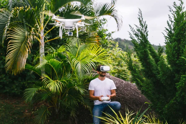 Adam bir quadrocopter denetler