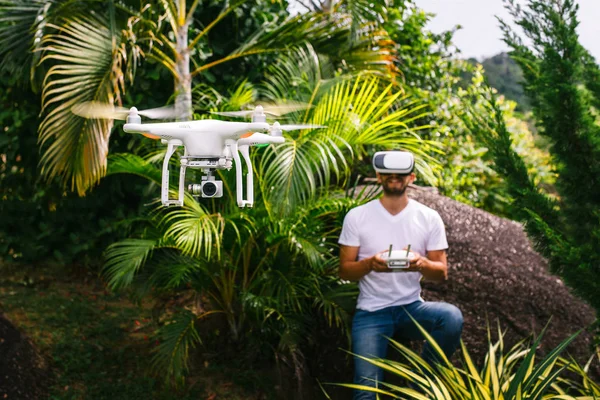 L'homme contrôle un quadrocopter — Photo