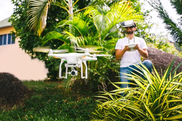 El hombre controla un quadrocopter — Foto de Stock