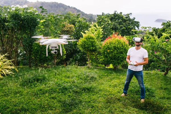 Homem controla um quadricóptero . — Fotografia de Stock