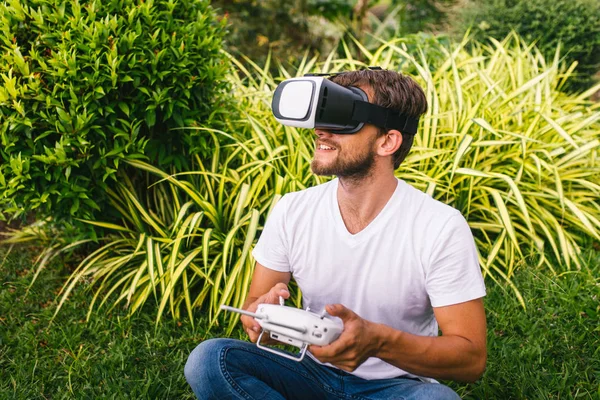 Um homem em um capacete de realidade virtual — Fotografia de Stock