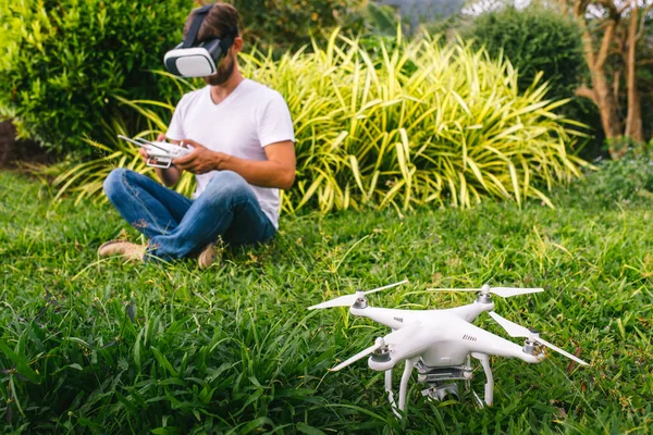 Um homem em um capacete de realidade virtual — Fotografia de Stock