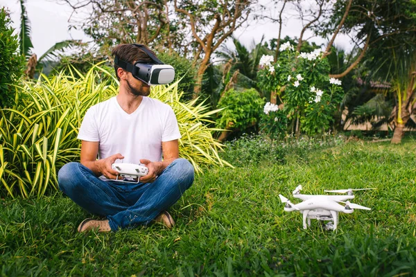 Um homem em um capacete de realidade virtual — Fotografia de Stock