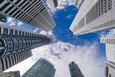 Gökyüzüne bakarken gökdelenler