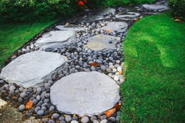 Kaldırım döşeme ve çim.