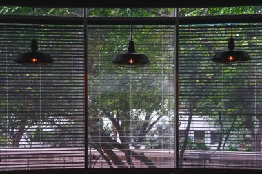 Lambalar kör karanlık zil sesleri. Venedik kör pencere veya kör pencere ve tavan lamba ışın tarafından