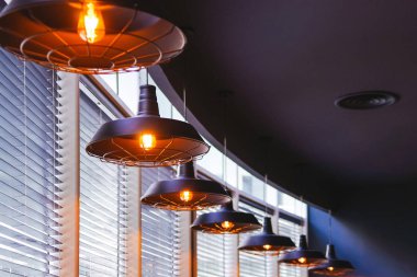 Lamba ve kör. Venedik pencere veya güneşlikler window tarafından kör ve tavan lamba ışık, kör pencere dekorasyon konsepti.