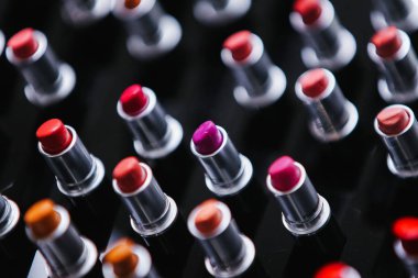 Kırmızı ruj deposunda. Seçici odak resim ruj ile bulanık bokeh arka deposundaki