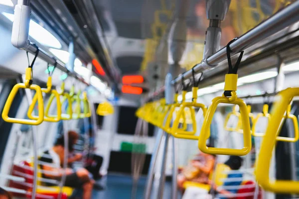 Żółty uchwyt w metrze — Zdjęcie stockowe