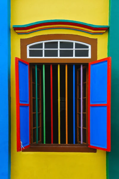 Fenêtre colorée avec volets . — Photo