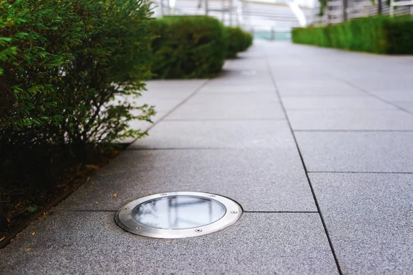 Trottoaren lampor. Belysning av gångtrafikerade. — Stockfoto