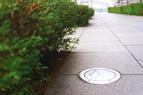 Trottoaren lampor. Belysning av gångtrafikerade. — Stockfoto