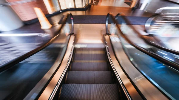 Het Afnemen Van Bewegende Roltrappen Office Center Roltrap Beweging — Stockfoto