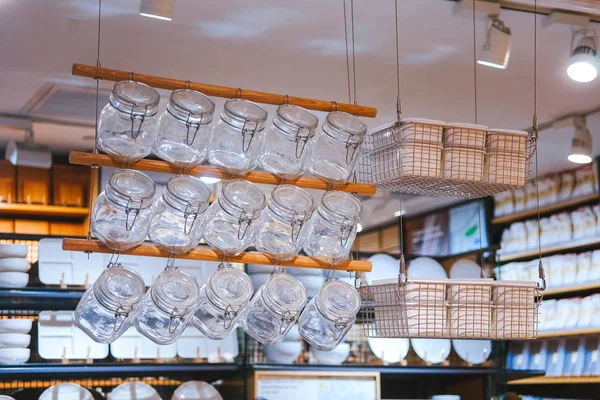 Lege glazen potten voor kruiden. Keukengerei, glazen verpakkingen voor granen en specerijen — Stockfoto