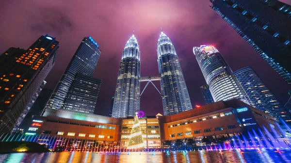 Malaysia. Kuala Lumpur. Jan. 2018 Petronas Twin Towers. Night lighting — ストック写真