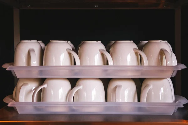 Tazas de cerámica pura en una bandeja. Pila de tazas de café en el restaurante . — Foto de Stock