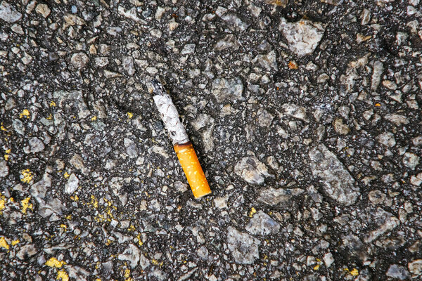 Сигаретные окурки на улице
