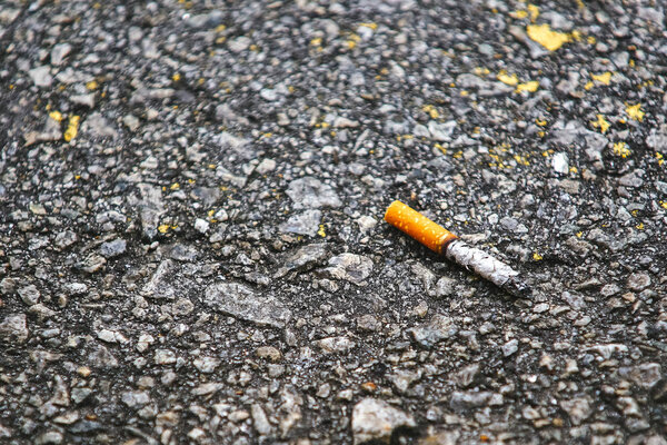 Сигаретные окурки на улице
