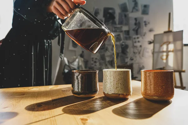 Chica Vierte Café Negro Vasos Cerámica Hechos Mano — Foto de Stock