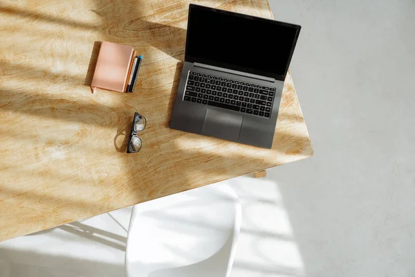 Roh Stolu Laptopem Dřevěný Stůl Bílá Podlaha Bílá Židle — Stock fotografie