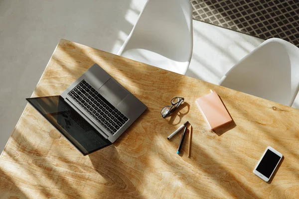 Lugar Trabajo Casa Habitación Soleada Con Dos Sillas Blancas — Foto de Stock