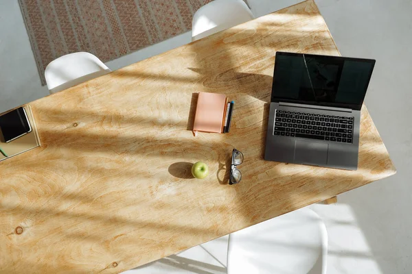 Home Office Mit Einem Apfel Großer Holztisch Mit Drei Weißen — Stockfoto