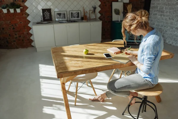 Vrouw Studeert Design Thuis Terwijl Zichzelf Isoleert — Stockfoto