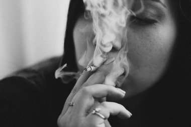 siyah ve beyaz fotoğraf, üzgün kız