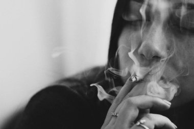 siyah ve beyaz fotoğraf, üzgün kız