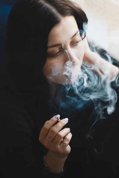 Sad girl smokes a cigarette — Stock Photo, Image