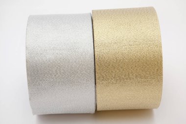 Çeşitli renklerde kurdeleler rulo