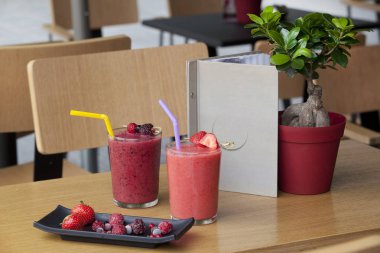 Karışık meyveli suyu