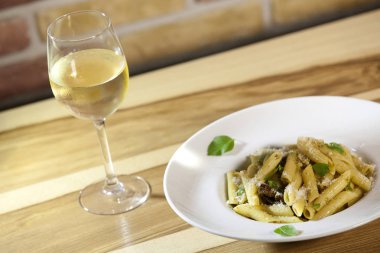 Beyaz şarap bir bardak makarna