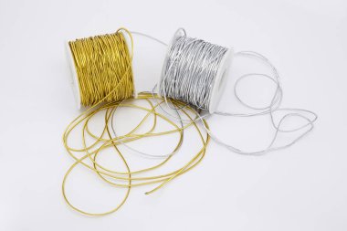 Gümüş ve altın dizeleri iplerden makaralar