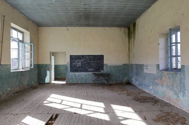 Terk edilmiş okul sınıf, Prespa, Yunanistan