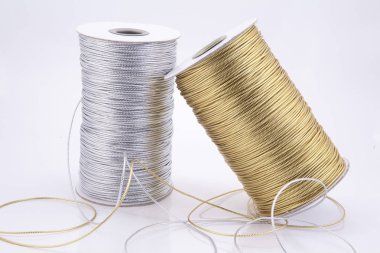Gümüş ve altın dizeleri iplerden makaralar