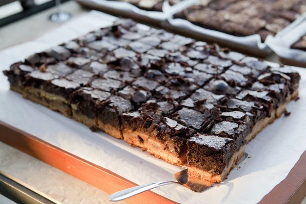 Torta al forno tagliata a pezzi quadrati . — Foto Stock