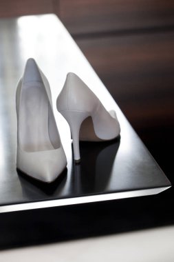 Gelinin yüksek topuk ayakkabı