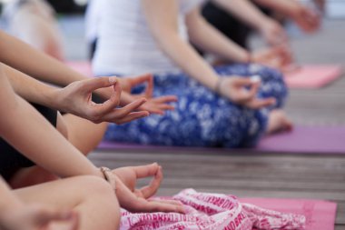 Ayrıntı çene mudra içinde oturan bir kadın 