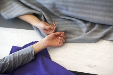 İki kadın Savasana'dan içinde yalan elinde closeup 
