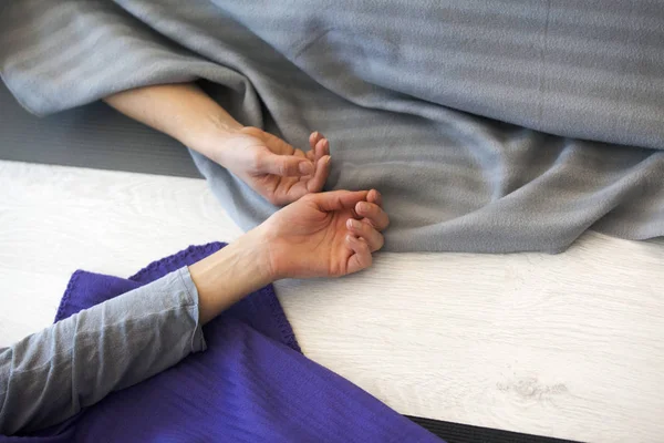 İki kadın Savasana'dan içinde yalan elinde closeup 