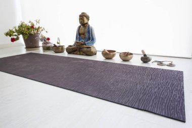 Singing Kaseler, om tingsha ziller ve yoga mat