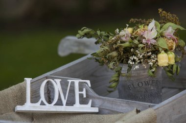 Çiçek dekorasyonu ile kelime aşk